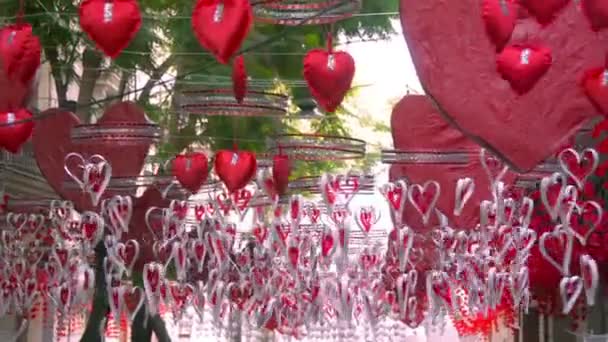 Röda hjärtan hängande och rör sig i området Gracia, Barcelona — Stockvideo