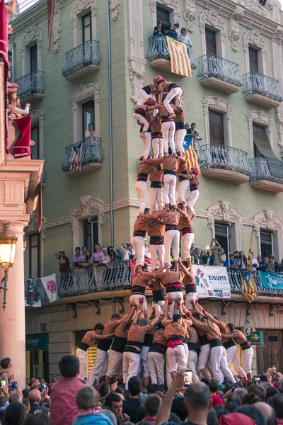 Reus, España. 3 de octubre de 2015: Castells Performance, un castell es una torre humana construida tradicionalmente en festivales dentro de Cataluña. Esto también está en el Patrimonio Cultural Inmaterial de la Humanidad de la UNESCO — Foto de Stock