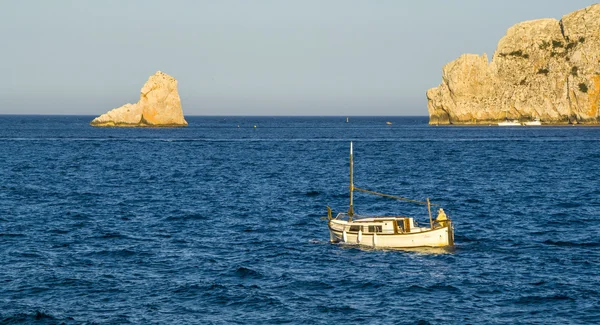 Bateau de pêcheurs naviguant dans les îles Medes, mer Méditerranée — Photo
