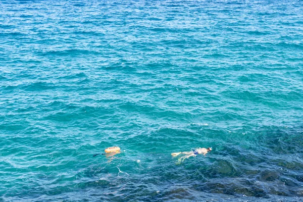 Man snorkeling in mediterranean sea — Stock Photo, Image