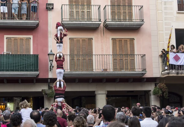 Cambrils, España. 05 de septiembre de 2016: Castells Performance, un castell es una torre humana construida tradicionalmente en festivales dentro de Cataluña . — Foto de Stock