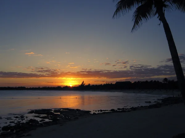 Solnedgång på karibiska stranden i Mexiko — Stockfoto