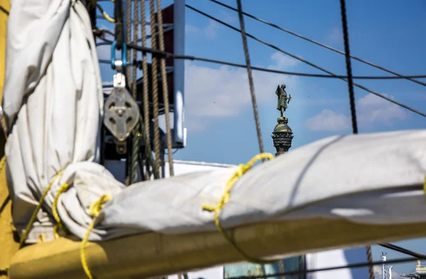 Barcelona Christopher Columbus statue viewed throug the rigging of a Sailing Ship — Stock Photo, Image