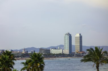 Kalabalık La Barceloneta Beach Barcelona, İspanya.