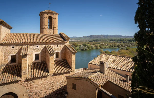 Stare miasto Miravet i rzeka Ebro. — Zdjęcie stockowe