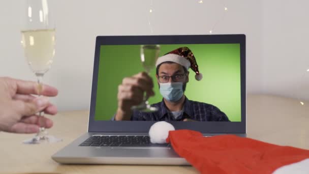 크리스마스 축하연에 샴페인 한 잔으로 축배를 들고 있는 행복 한 남자 — 비디오