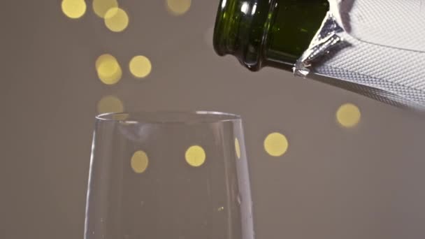 Bardağa dökülen şampanyayı yakından izleyin. — Stok video