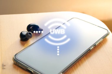 UWB akıllı telefona bağlanan kablosuz kulaklıklar