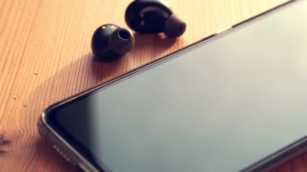 UWB Draadloze oortelefoons die verbinding maken met een smartphone — Stockvideo