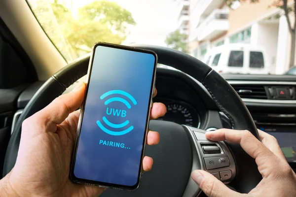 Menpasangkan Smartphone dengan sistem Car melalui teknologi radio UWB — Stok Foto