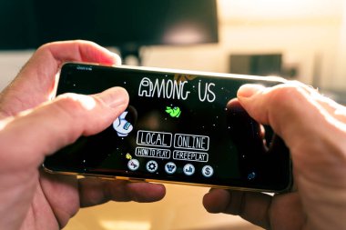 Barselona, İspanya. Ekim 2020: Aramızdaki popüler oyun uygulamasını akıllı telefondan çalmak