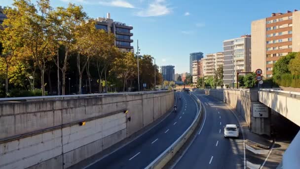 Barcelona, España. Noviembre 2020: La avenida Carles III vacía durante el segundo cierre de fin de semana decretado en España — Vídeos de Stock
