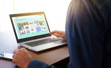 Barselona, İspanya. Kasım 2020: Modern bir dizüstü bilgisayarda Shopify web sayfası gösterildi