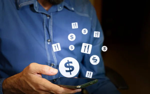 Man använder en smartphone med amerikanska dollar och mat eller restaurang ikoner. — Stockfoto