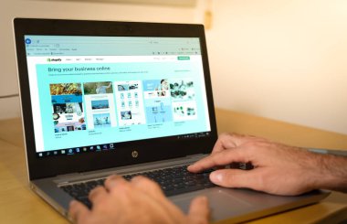 Barselona, İspanya. Kasım 2020: Modern bir dizüstü bilgisayarda Shopify web sayfası gösterildi
