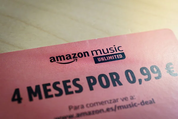 Barcelona, España - Noviembre 2020: tarjeta con música amazónica ilimitada 4 meses oferta en idioma español. Editorial ilustrativo —  Fotos de Stock