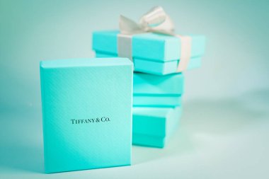 Barselona, İspanya. Kasım 2020: Tiffany mücevher hediye kutusu