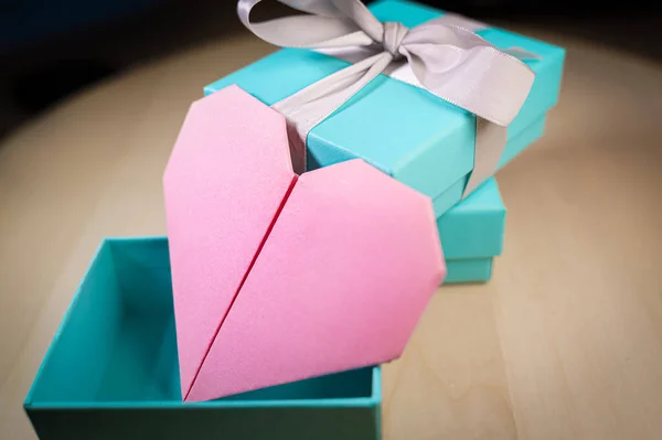 Origami corazón rosa dentro de una caja de regalo de color turquesa — Foto de Stock