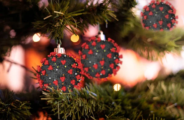 Coronavirus als kerstversiering op een kerstboom Rechtenvrije Stockafbeeldingen