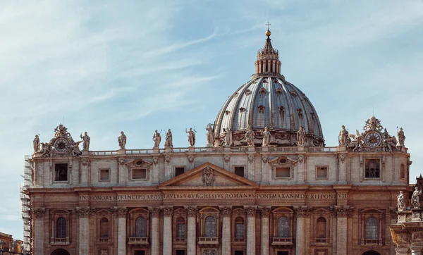 St. Peters Basilica on St. Peters square in Vatican, Rome, Italy — Stock Photo, Image