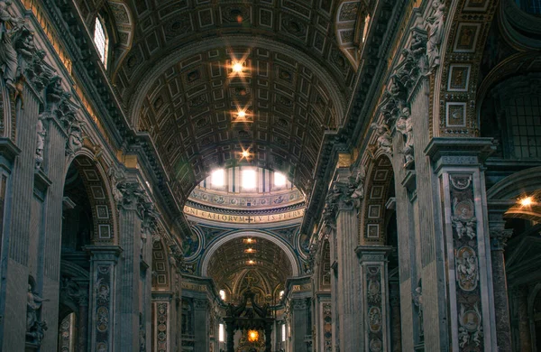 Dentro do st peters basílica igreja católica na cidade vaticana em roma, itália. — Fotografia de Stock
