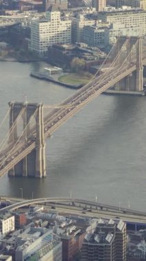 Brooklyn Köprüsü 'nün New York' taki East River üzerindeki dikey videosu.