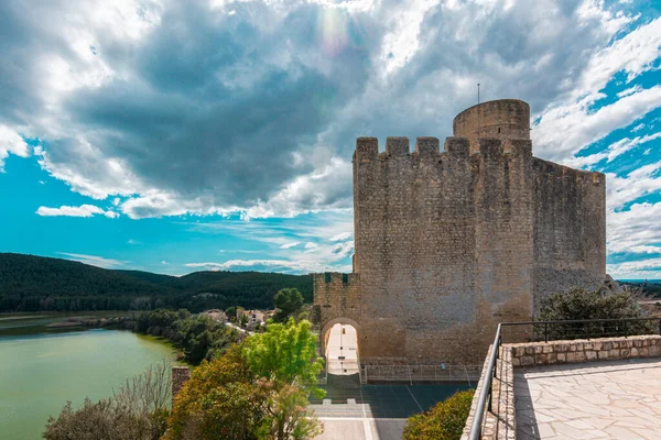 Castello di astellet di fronte alla diga di Foix vicino a Barcellona, Spagna — Foto Stock
