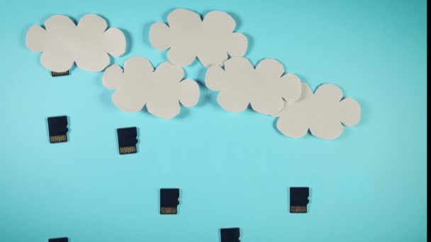 Concept d'informatique en nuage, nuages de papier avec cartes micro SD comme gouttes de pluie — Video