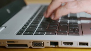 Bilgisayar Klavyesinde Yazan Kişi. Çalışmak, e-posta yazmak, İnternet kullanmak.