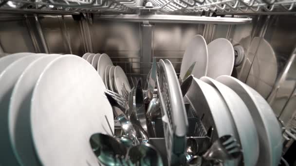 Poupée avant prise de vue de lave-vaisselle avec vaisselle et argenterie — Video