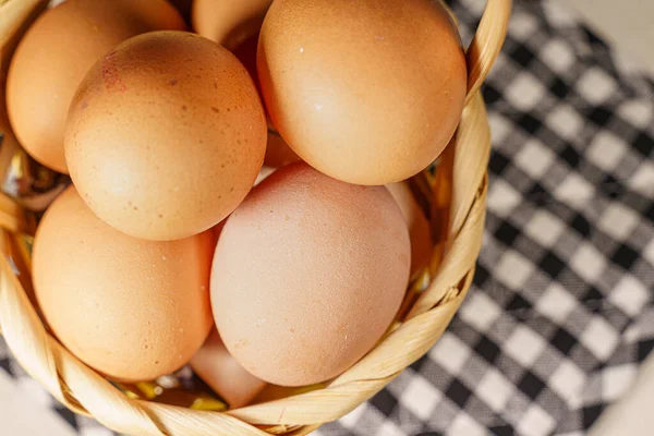 Mand vol eieren, concept van financiële risico 's Stockfoto