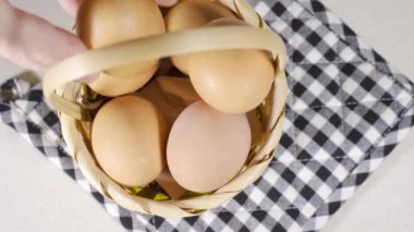 El sepete yumurta koymak, finansal riskler kavramı.
