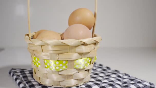 Mão colocando um ovo em um cesto, conceito de riscos financeiros — Vídeo de Stock