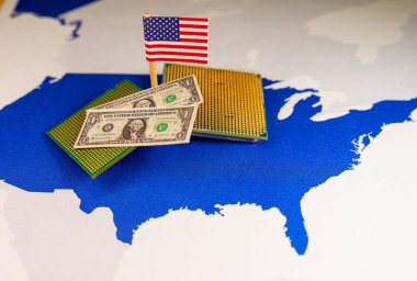 ABD haritası üzerinde dijital ABD dolarını sembolize eden işlemci ve dolar banknotları
