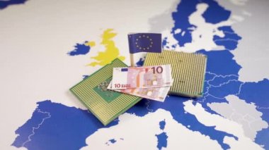 Dijital Euro 'yu sembolize eden bir AB haritası üzerinde işlemci ve avro faturaları.