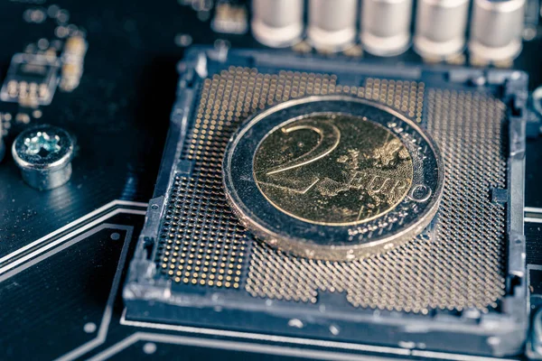 2 euro coin over a CPU slot in a motherboard, symbolizing the Digital Euro. — Stock Photo, Image