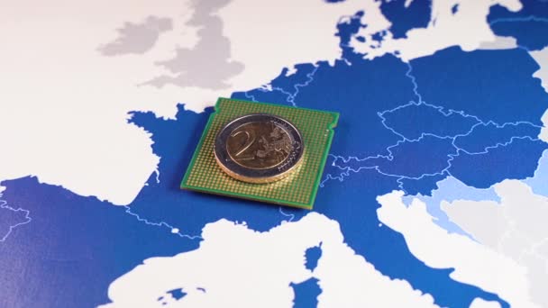 AB haritasında Dijital Euro 'yu sembolize eden bir işlemci üzerinden 2 euro para. — Stok video