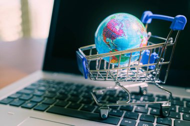 İçinde dünya küresi olan küçük bir alışveriş arabası..