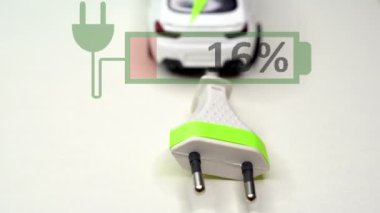 Oyuncak araba ve akü şarj göstergesi ya da ilerleme çubuğu olan elektrik prizi. Elektrikli araba ve yeşil araba konsepti