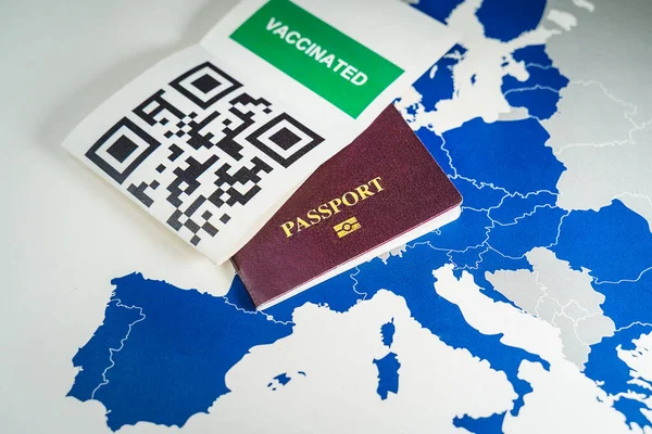 Digitaal groen paspoort met QR-code boven een EU-kaart Rechtenvrije Stockafbeeldingen