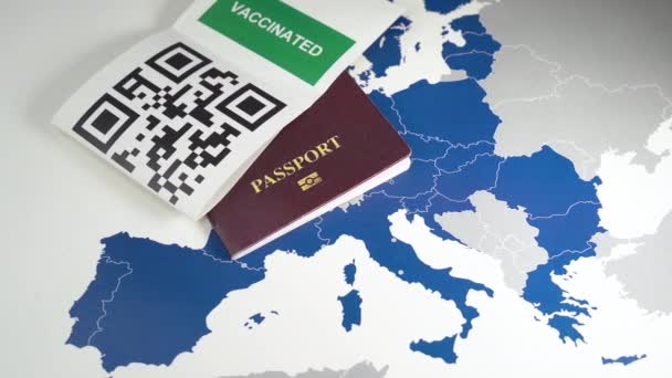 Passaporte verde digital com código QR sobre um mapa da UE — Vídeo de Stock