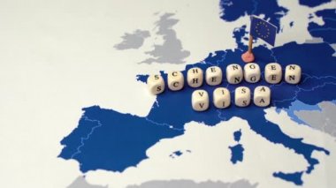Schengen Bölgesi 'ni oluşturan 26 ülkenin haritasını inceliyorum.
