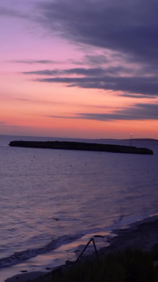 Solnedgång tid i Santo Tomas stranden på ön Menorca. Vertikal video — Stockvideo