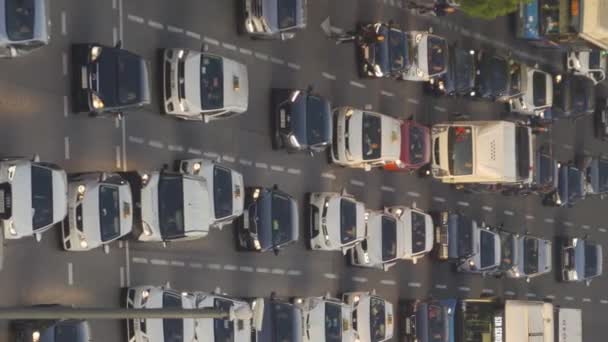 Vertikální video dopravní zácpy v Madridu poblíž stanice Atocha. — Stock video