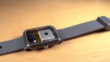 Parçalanmış akıllı kaset içeriyi, bataryayı, farklı sensörleri ve işlemciyi gösteriyor..