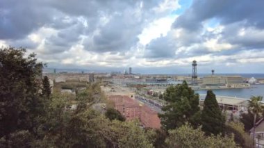 Barselona, İspanya. Mart 2021: İspanya 'nın Miramar bahçelerinden Barcelona şehrinin şehir manzarası ve liman manzarası