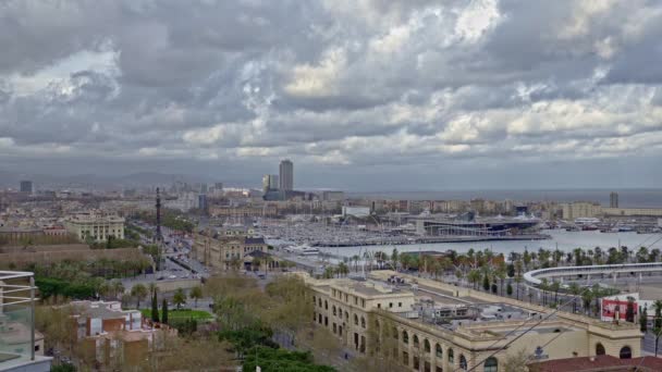Barcelona, Spanien. Mars 2021: Cityscape utsikt över Barcelona stad från Miramar trädgårdar i Spanien — Stockvideo