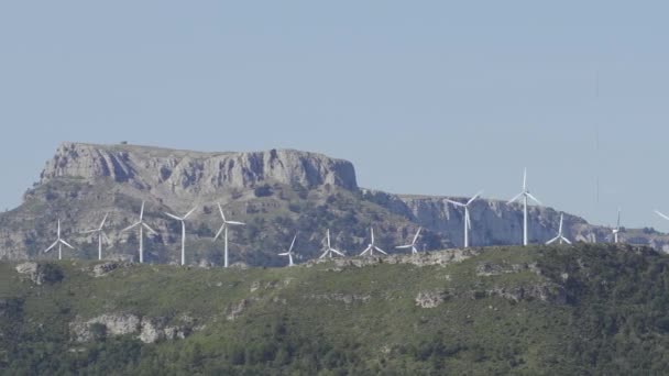 Parque eólico de montaña. Turbinas eólicas. — Vídeos de Stock