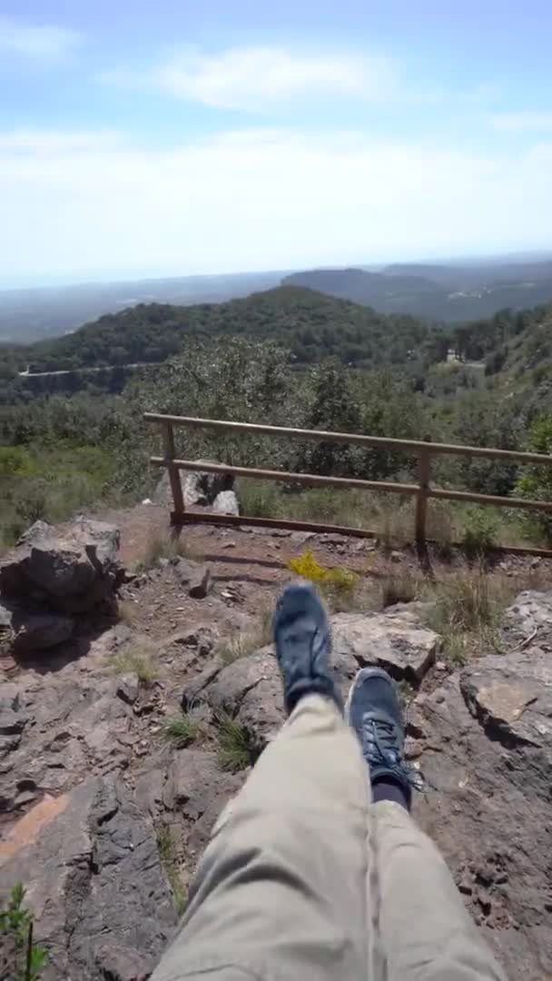 Perspectiva de primeira pessoa filmada de um caminhante sentado Caminhante sentado no topo de uma montanha em Argentera Ridge, Catalunha, Espanha — Vídeo de Stock