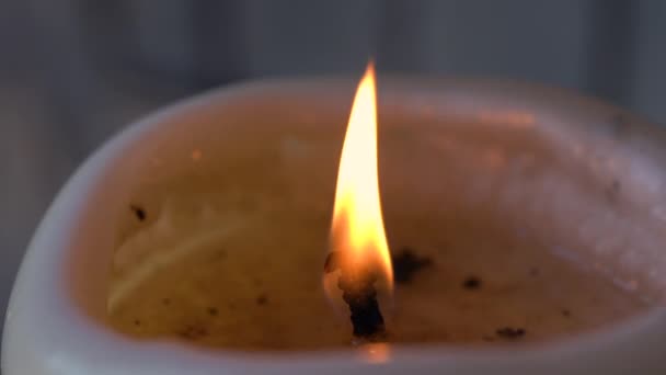 Trage beweging macro beelden van oranje kaars vlam branden — Stockvideo